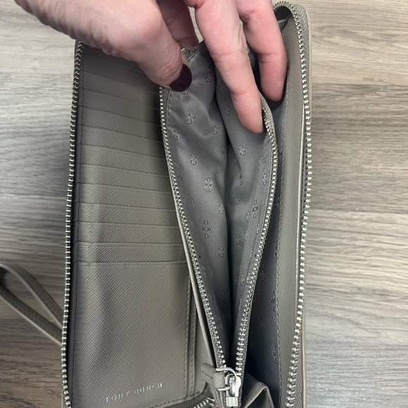 Tory Burch Robinson Zip Continental Wallet - Picture 4 of 6